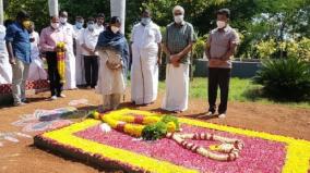 kanimozhi-mp-condoles-death-of-thangam-thenarasu-s-mother