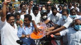 aiadmk-partymen-celebration