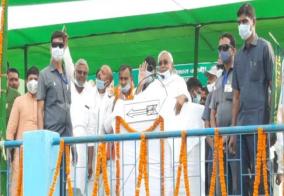 nitish-kumar-faces-onion-attack-at-bihar-rally-says-keep-throwing