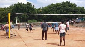 boys-immersed-in-cell-phone-play-police-advised-to-keep-playing-volleyball