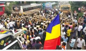 pmk-road-blockade-demanding-20-reservation-traffic-damage-in-chennai