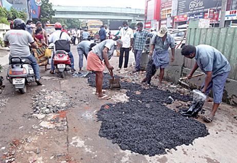 கோடம்பாக்கம் மேம்பாலம் அருகே சாலையில் நடந்து சென்றவர் பள்ளத்தில் விழுந்து உயிரிழப்பு: மாரடைப்பால் இறந்திருக்கலாம் என மாநகராட்சி தகவல்