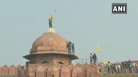 protesting-farmers-enter-red-fort-man-climbs-flagstaff-to-hoist-flag