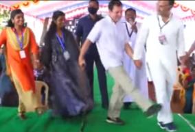 rahul-gandhi-dancing-enthusiastically-with-students-in-kanyakumari