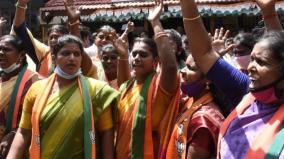 sudden-protest-in-front-of-the-congress-office