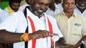 r-b-udayakumar-prepares-tea-for-public-amidst-campaign