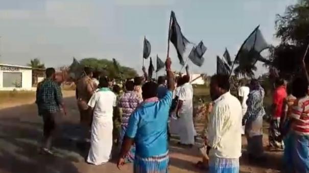 Black flag protest against Chief Minister Palanisamy