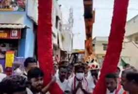 volunteers-dressed-in-a-25-foot-long-garland-for-the-minister-by-a-giant-crane