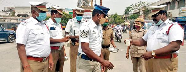 கோடை வெயிலிலும் பணியில் ஈடுபட்டு வரும் போக்குவரத்து காவலர்களுக்கு மோர், தர்பூசணி வழங்க நடவடிக்கை: திருப்பத்தூர் எஸ்பி உத்தரவால் காவலர்கள் மகிழ்ச்சி