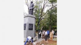 tamilisai-on-bharathidasan-statue