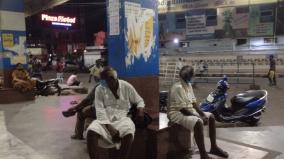 the-first-day-of-the-night-public-curfew-passengers-suffer-from-lack-of-bus-food-and-drinking-water-at-trichy-central-bus-stand