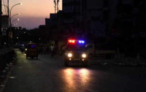 இரவு நேர ஊரடங்கு அமலான நிலையில் சென்னையில் 2 ஆயிரம் போலீஸார் தீவிர கண்காணிப்பு: தடையை மீறி சுற்றித் திரிந்தவர்களை எச்சரித்து அனுப்பினர்