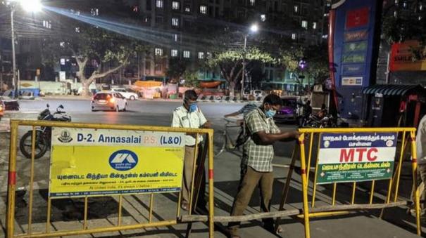 சோதனைச் சாவடிகள் அமைத்து தீவிர கண்காணிப்பு- ஊரடங்கை மீறி இரவில் இயக்கப்படும் வாகனங்களுக்கு போலீஸார் அபராதம்