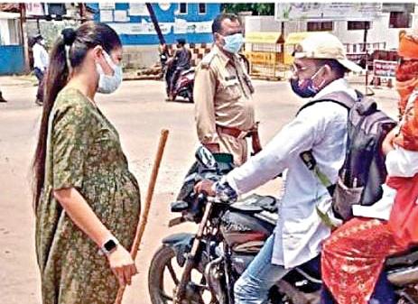 முகக் கவசம் அணிந்து, கையில் லத்தியுடன் சத்தீஸ்கரில் ஊரடங்கை அமல்படுத்திய கர்ப்பிணி டிஎஸ்பி: ட்விட்டரில் வேகமாக பகிரப்படும் புகைப்படம்