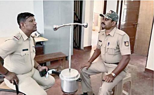 கர்நாடகாவில் கரோனாவை தடுக்க‌ குக்கர் மூலம் ஆவி பிடிக்கும் போலீஸார்