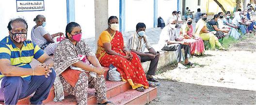 கோவையில் 45 வயதுக்கு மேற்பட்டோருக்கு தடுப்பூசி: அரசின் வழிகாட்டுதல் இல்லாததால் இளைஞர்கள் ஏமாற்றம்
