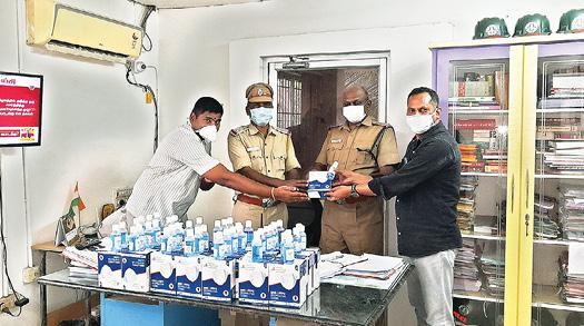 கரோனா தடுப்பு பணியில் ஈடுபடும் காவலர்களுக்கு இலவச முகக்கவசம்