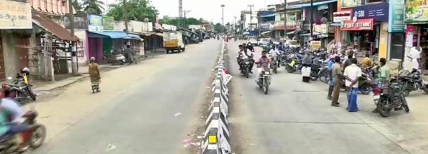 தமிழகம் - புதுச்சேரி எல்லையில் விநோதம்: ஒருபுறம் கடைகள் திறப்பு; மறுபுறம் அடைப்பு