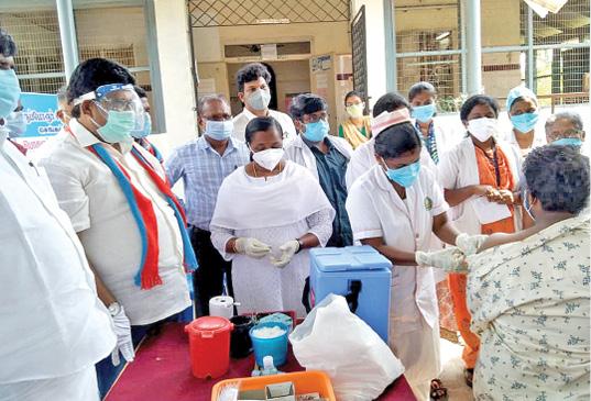 திருப்போரூர் அரசு மருத்துவமனையில் சிறப்பு தடுப்பூசி முகாம்: சட்டப்பேரவை உறுப்பினர் பாலாஜி தொடங்கி வைத்தார்