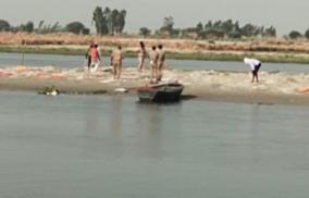 the-practice-of-throwing-dead-bodies-in-the-ganges-the-traditional-custom-of-the-villages-of-up-and-bihar