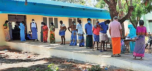 காரைக்குடி அருகே கரோனா மையத்தில் அவலம்: நோயாளிகளை வரிசையில் நிற்க வைத்து மருந்து வழங்கல்