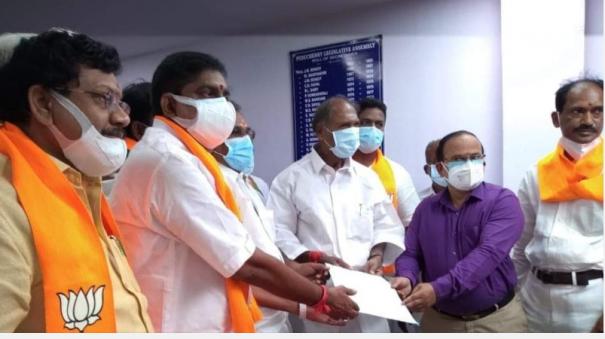 போட்டியின்றி சபாநாயகராகும் முதல் பாஜக எம்எல்ஏ: புதுச்சேரியில் முதல்வர், கட்சியினருடன் மனுத் தாக்கல் செய்தார்