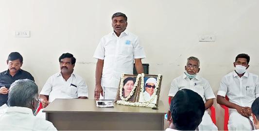 கரோனா பரவல் குறைவதற்குள் டாஸ்மாக் கடைகளை திறந்திருக்கக்கூடாது: முன்னாள் அமைச்சர் கே.சி.வீரமணி கருத்து