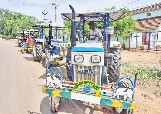 கடன் தவணையை செலுத்தக் கோரி வங்கிகள் நெருக்கடி: டிராக்டருடன் விவசாயிகள் போராட்டம்