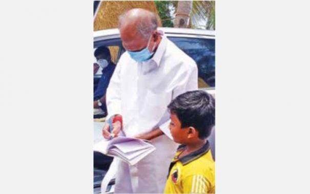 ஆர்வமாக வந்த சிறுவனுக்கு ஆட்டோகிராப் போட்ட முதல்வர்