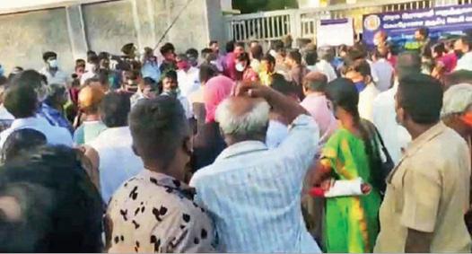 போதிய இருப்பு இல்லாததால் மதுரையில் கரோனா தடுப்பூசி போடும் பணி நிறுத்தம்: சாலை மறியலுக்கு முயன்றவர்களை சமாதானப்படுத்திய போலீஸார்