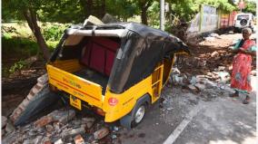 heavy-rains-in-trichy-the-perimeter-wall-of-the-medical-college-collapsed