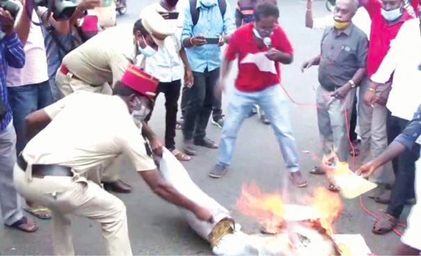 காவிரி உரிமை மீட்புக் குழு சார்பில் மேகேதாட்டு அணைக்கு எதிர்ப்புத் தெரிவித்து போராட்டம்: பெண்ணாடம், புதுச்சேரியில் கர்நாடக அரசுக்கு எதிராக முழக்கம்