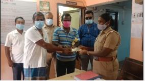 timber-trader-finds-rs-20-000-near-kumbakonam-he-shared-the-information-through-whatsapp-and-handed-it-over-to-the-right-person