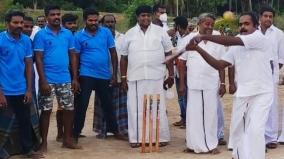 keeramangalam-miniter-plays-cricket