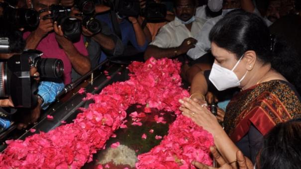 மதுசூதனன் உடலுக்கு சசிகலா நேரில் அஞ்சலி | Sasikala pays homage to  Madhusudhanan - hindutamil.in