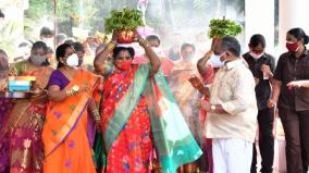 puducherry-governer-carried-pongal-on-head