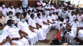 aiadmk-mlas-executives-gathered-in-front-of-sb-velumani-house-case-registered-against-more-than-500