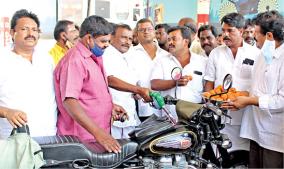 free-petrol-given-by-dmk-cadres