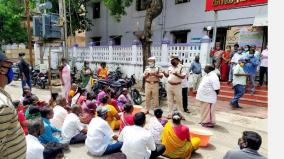 karaikal-municipal-cleaners-protest-road-blockade