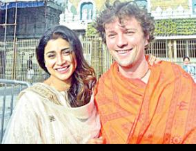 shriya-saran-kissed-her-husband-infront-of-temple