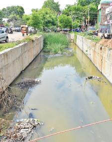 madurai-roads-filled-by-flood-water