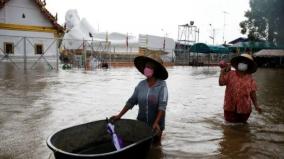 temples-underwater-monks-paddle-boats-as-floods-hit-historic-thailand-city