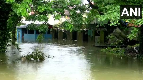 water-from-overflowing-pampa-river-enters-nearby-houses-following-heavy-rainfall-in-the-area-in-pathanamthitta