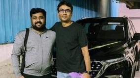 producer-gnanavelraja-gifts-the-car-to-the-director