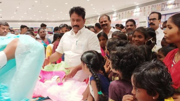 rajapalayam-dmk-mla-bought-dresses-to-orphanage-children