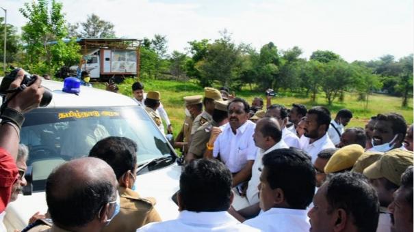 admk-councillor-4-others-arrested-for-gheraoing-officers-car
