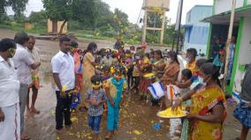 opening-of-schools-welcome-students-to-take-aarti-and-sprinkle-flowers