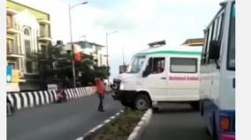 the-driver-maneuvered-the-ambulance-into-the-barrier-wall-to-save-the-patient-from-the-traffic-jam
