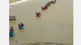 neduncherry-pavalangudi-villages-crossing-the-river-in-a-dangerous-condition