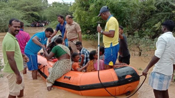 police-rescued-civilians-by-boat-in-the-kurinjipadi-area